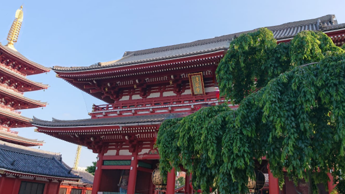 浅草寺宝蔵門をみながら梵鐘を聴く