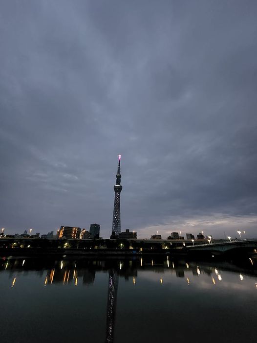 雲厚く渦を巻きたる冬の空